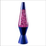 Lampe décorative en forme de lave-glace avec un corps en plastique bleu foncé et un réservoir transparent rempli de paillettes roses brillantes, idéale pour la décoration.