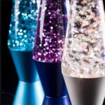 Lampe à lave décorative avec effets lumineux et flacon coloré, idéale pour la décoration scientifique ou festive.
