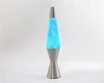Lampe de chevet à lave de lave bleue avec base en métal, éclairant d'une lumière bleue apaisante, idéale pour une décoration moderne et scientifique.