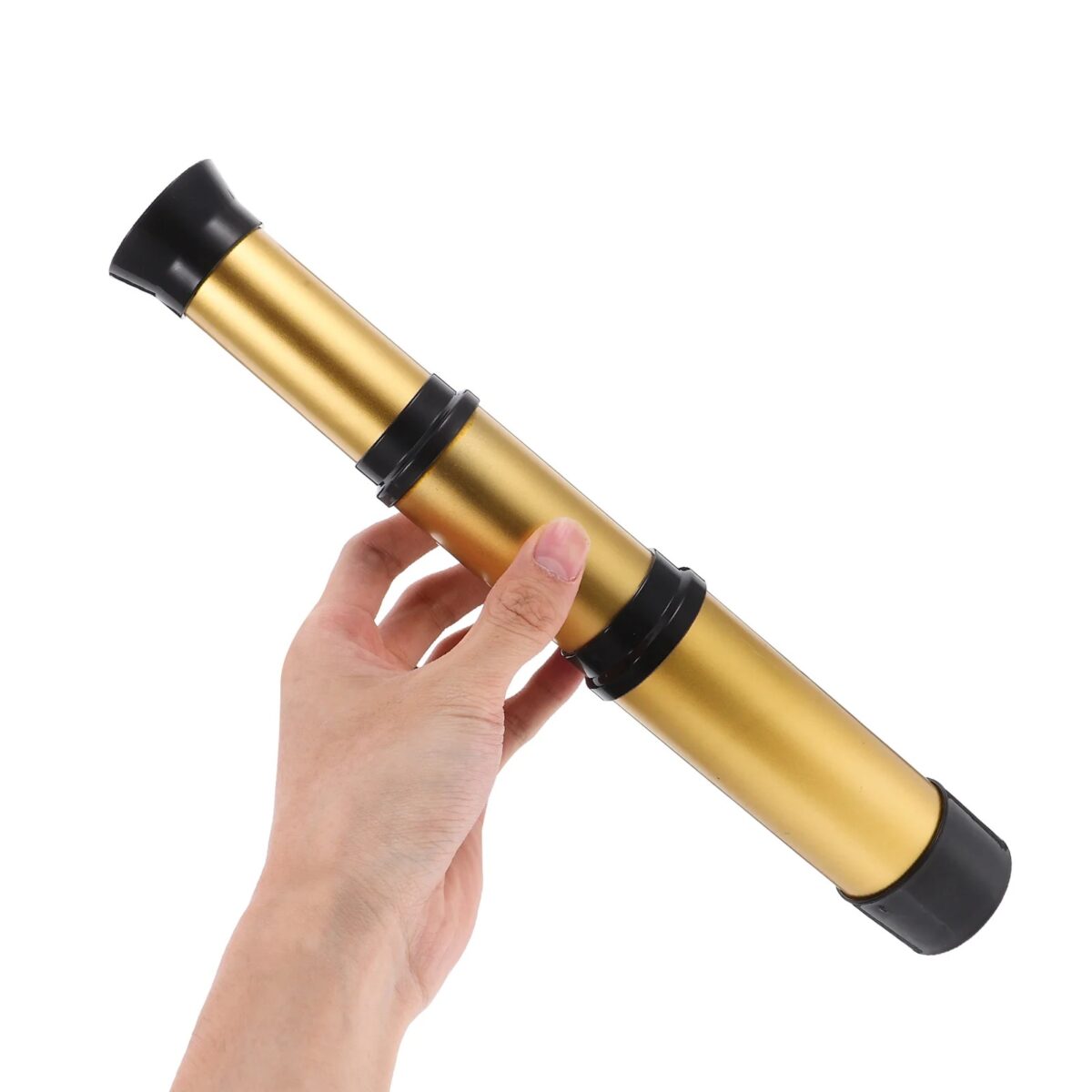 L'illustration d'une lunette astronomique dorée tenue par une main, idéale pour la décoration scientifique ou comme objet de collection.