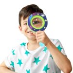 Loupe pour enfants avec motif spatial, idéale pour découvrir le monde et stimuler la curiosité scientifique des jeunes explorateurs. Parfaite pour l'apprentissage ludique et éducatif.