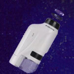 Microscope numérique blanc avec objectif amovible et éclairage LED, idéal pour l'observation scientifique et éducative, facile à utiliser pour tous les niveaux.