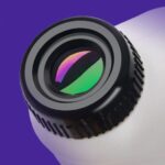 Objectif scientifique avec filtre polarisant pour expériences optiques, monté sur un fond violet et blanc, illustrant la précision et la technologie en optique.