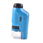 Loupe de microscope portable bleue avec objectif et réglages, idéale pour l'observation scientifique en déplacement.