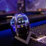 Lampe de bureau en forme de planète avec éclairage LED, idéale pour la décoration scientifique et l'ambiance de bureau moderne.