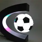 Ballon de football LED avec support en forme de C, parfait pour la décoration intérieure ou extérieure, apportant une touche sportive et contemporaine.