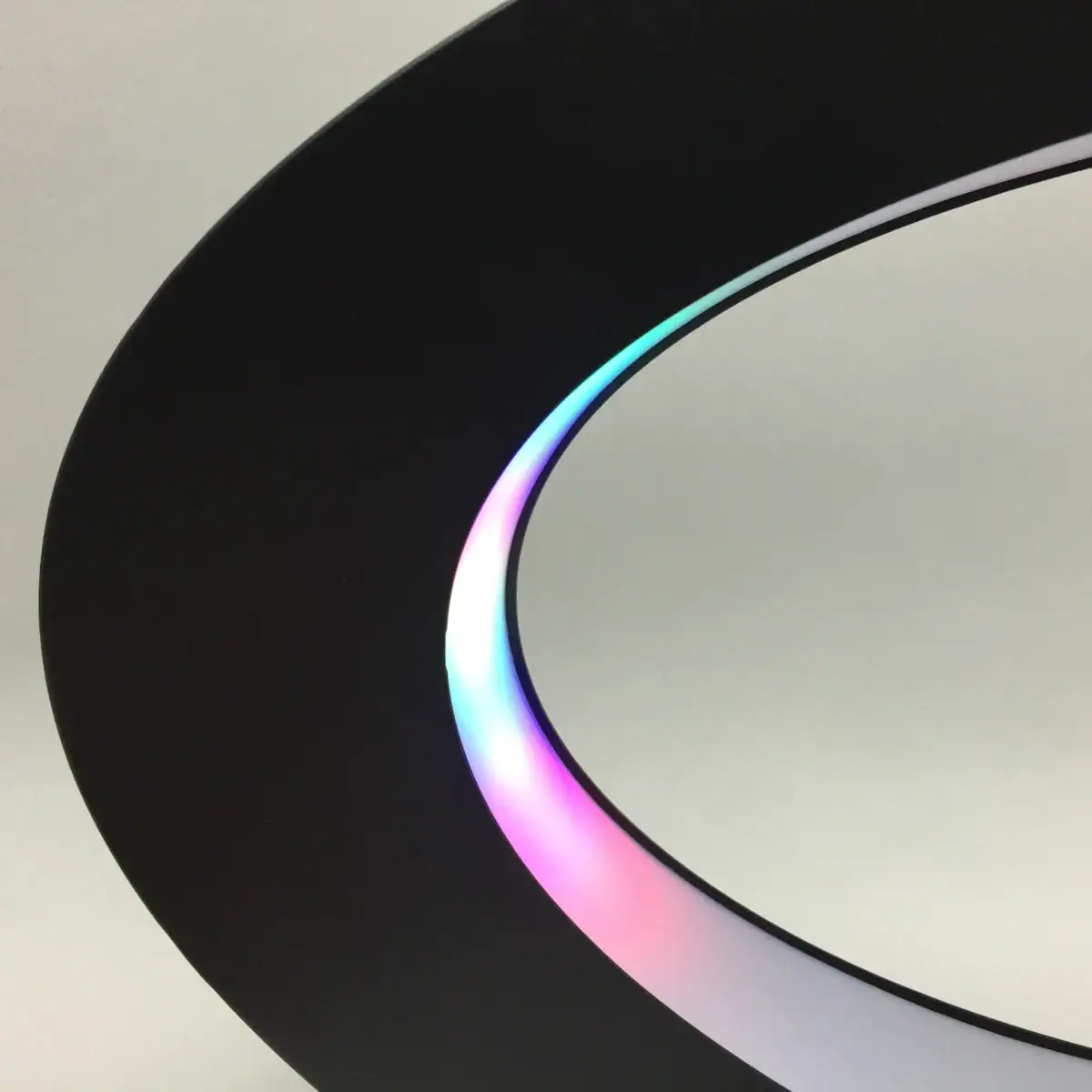 Lampe LED colorée en forme de cercle avec éclairage multicolore, idéale pour la décoration scientifique ou moderne.