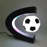 Lampe de bureau en forme de C avec un ballon de football LED, idéale pour la décoration de bureau ou chambre d'enfant, apportant une touche sportive et moderne.
