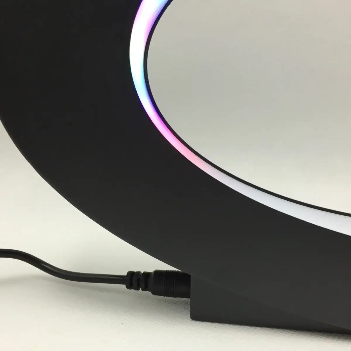 Panneau lumineux moderne avec éclairage LED multicolore, idéal pour décoration scientifique ou espace créatif.