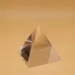 Pyramide en miroir doré, objet décoratif élégant et moderne, parfait pour une décoration scientifique ou design.