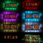 Horloge à chiffres lumineux multicolores affichant différentes heures dans un style industriel. Parfaite pour la décoration de science ou d'intérieur moderne.