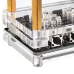 Pupitre scientifique avec composants électroniques, éléments en bois et plateforme en acrylique, idéal pour expériences et démonstrations scientifiques.
