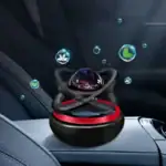Objet scientifique décoratif avec bulles et éléments végétaux flottants.