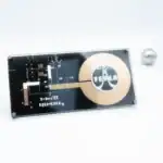 Puce électronique scientifique avec logo Tesla, composant de haute technologie pour expériences et projets scientifiques innovants.