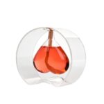 Vase scientifique en verre avec liquide rouge, design en double bulbe, idéal pour décoration de laboratoire ou intérieur.