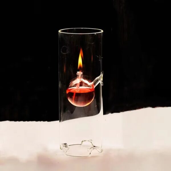 Vase de laboratoire en verre avec flamme et liquide rouge, utilisé pour expériences scientifiques ou décoration scientifique.