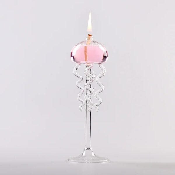 Bougie en verre avec flamme, décoration scientifique élégante pour intérieur.