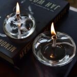 Bougies en verre avec flamme allumée, parfaites pour la décoration scientifique ou pour créer une ambiance chaleureuse dans un environnement de laboratoire ou d'étude.
