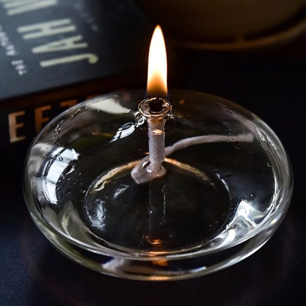 Bougie de laboratoire en verre avec flamme allumée, idéale pour la décoration scientifique ou pour créer une ambiance chaleureuse dans un espace de travail.