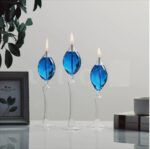 Vases en verre élégants avec bougies allumées, parfaits pour la décoration intérieure ou comme objets de collection scientifiques.