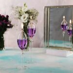 Baladez-vous dans un univers scientifique avec ce vase à bougie en forme de fiole, parfait pour une décoration originale et élégante. La flamme crée une ambiance chaleureuse et sophistiquée.