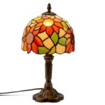 Lampe Tiffany en verre coloré avec motif floral, idéale pour une décoration scientifique ou vintage. Ajoute une touche artistique et chaleureuse à votre intérieur.