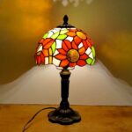 Lampe Tiffany en verre coloré avec motifs floraux, apportant une touche artistique et chaleureuse à votre décoration intérieure.