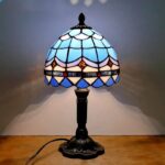 Lampe Tiffany en verre coloré, décoration de style vintage, idéale pour apporter une ambiance chaleureuse et artistique à votre intérieur.