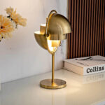 Lampe de bureau en laiton avec design contemporain, éclairage chaud, idéale pour un bureau ou une décoration intérieure élégante.