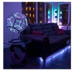 Lampe géométrique LED moderne avec éclairage coloré dans un salon contemporain.