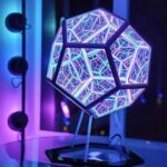 Lampe géométrique LED colorée, design moderne et scientifique, idéale pour décoration intérieure, ambiance futuriste, éclairage d'ambiance, parfait pour les amateurs de science et de design.