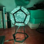 Lampe géométrique LED avec motifs lumineux, décoration moderne pour intérieur, ambiance futuriste, design innovant, éclairage d'ambiance, objet de décoration scientifique.