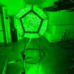 Lampe LED géométrique verte pour décoration scientifique, idéale pour un environnement moderne ou un espace dédié à la science et à la technologie.