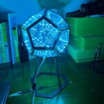 Lampe scientifique LED bleue en forme de polyèdre, idéale pour la décoration d'intérieur ou comme objet de collection scientifique.