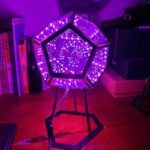Vase d'observation scientifique avec éclairage LED violet, structure géométrique en verre et métal, idéal pour décoration de science ou collection d'objets scientifiques.