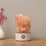 Vaporisateur de cristaux de sel rose pour décoration et bien-être.