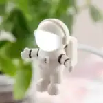 Petite figurine d'astronaute en plastique blanc, idéale pour la décoration de bureau ou d'espace scientifique, apportant une touche ludique et éducative.