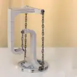 Pendentif scientifique en LEGO représentant un appareil de laboratoire, idéal pour la décoration ou comme accessoire éducatif.