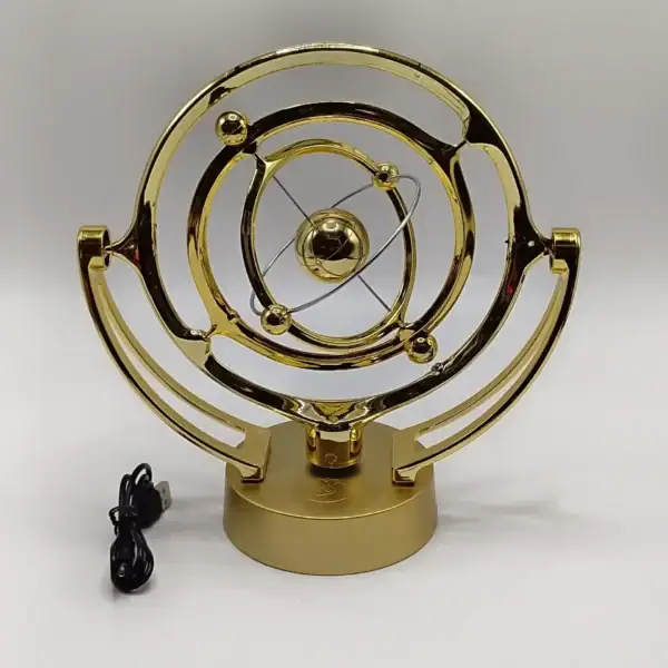 Horloge solaire en métal doré, décoration scientifique élégante avec mouvement planétaire, idéale pour les amateurs de sciences et de décoration moderne.