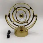 Horloge solaire décorative en métal doré avec mécanisme précis et design élégant. Parfaite pour les amateurs de science et décoration intérieure sophistiquée.