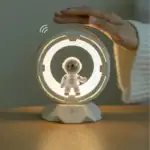 Panneau d'affichage lumineux avec un petit robot en décoration de bureau futuriste, combinant technologie et design moderne pour un espace de travail innovant.