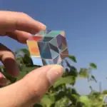 Objet scientifique en cristal avec effets de lumière et couleurs vibrantes.