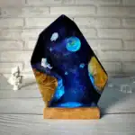 Pierre décorative en résine avec motif cosmique, planète, étoiles, fond étoilé, décoration intérieure, objet scientifique, décoration de style galactique.