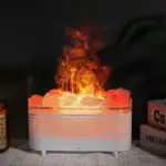 Réaction chimique en cours avec flammes et fumée dans un dispositif de laboratoire, illustrant une expérience scientifique spectaculaire.