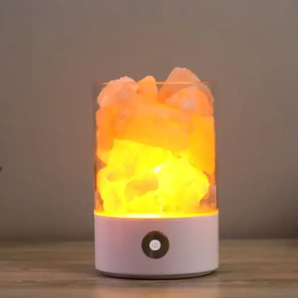 Lampe de sel Himalaya illuminée avec lumière LED chaude, créant une ambiance relaxante et naturelle. Parfaite pour la décoration intérieure ou comme cadeau original.