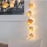 Lampe en pierre naturelle avec lumière douce, idéale pour la décoration intérieure et créer une ambiance chaleureuse dans votre espace de vie.