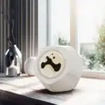 Distributeur de savon ou diffuseur d'huiles essentielles en forme de cube avec affichage numérique, idéal pour décoration scientifique moderne.
