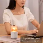 Lampe au sel de cristal pour purifier l'air et libérer des ions négatifs, idéale pour une ambiance zen et saine dans votre espace de travail ou de détente.