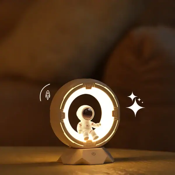 Petite décoration de vaisseau spatial lumineux avec un astronaute en costume blanc, idéale pour une ambiance scientifique ou futuriste.