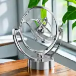 Modèle décoratif de sphère atomique en métal brillant, parfait pour la décoration scientifique ou éducative.